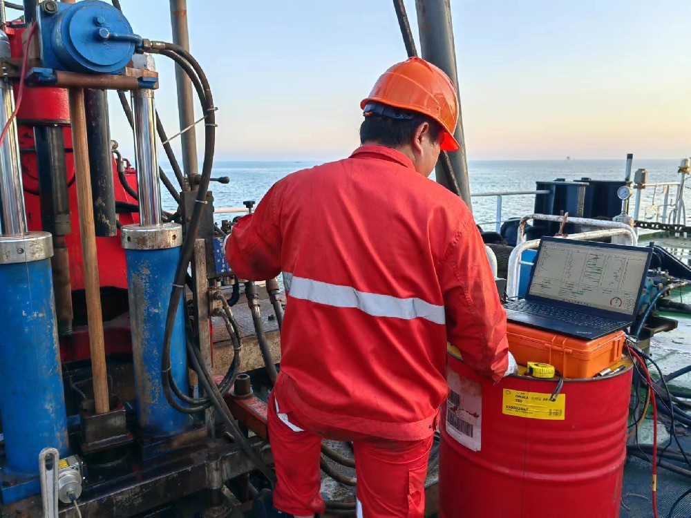 靜探機在自升式海洋平臺上貫入