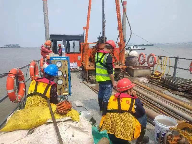 水陸兩棲履帶式多功能自升平臺